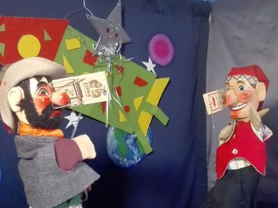 Die Holzpuppen Kasperl und der Räuber auf einer Puppenbühne.