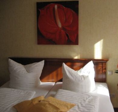 Altstadthotel Schex Altötting, Foto Jehle Doppelbett mit Blumenbild