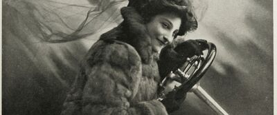 Dorothy Levitt mit Lenkrad vor einem abstrakten Fotohintergrund