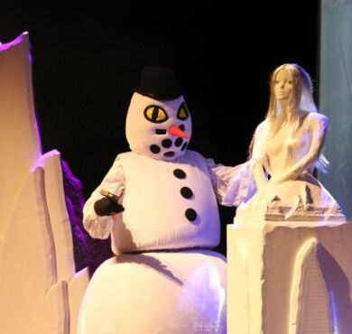 Der Schneemann sieht eine Statue von Tabalugas Freundin Lilli.