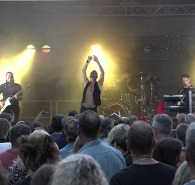 The Mode Machine, Depeche Mode, Abriss, Forum Altoetting, Bild Band Vier Männer auf der Bühne.