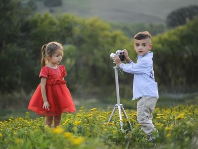 Kinderkleiderbasar, Kindergarten, Regenbogen, St. Martin, Forum, Altötting, Bild Pixabay Zwei Kinder in modischen Kleidern stehen auf einer Wiese.