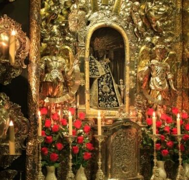 Der Gnadenaltar mit der Schwarzen Madonna von Altötting. 