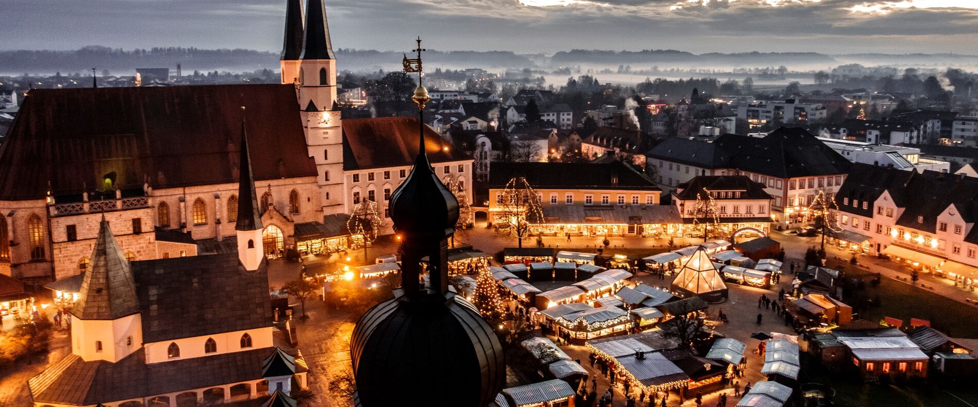 Luftaufnahme vom Altöttinger Christkindlmarkt.