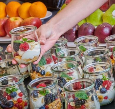 Frühstücksbuffet im Hotel Glaeser mit Joghurt und Obst