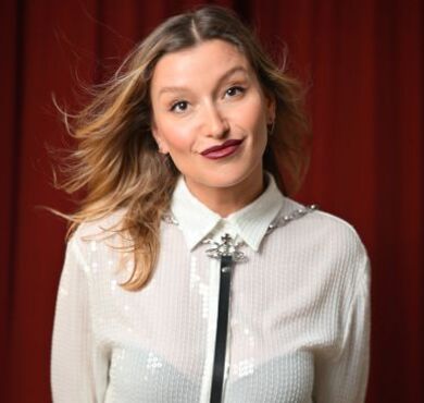 Die junge Kabarettistin Malarina blickt verschmitzt in die Kamera.