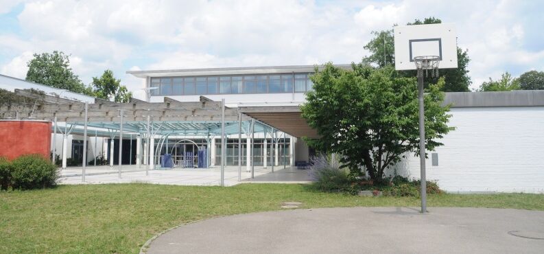 Weiß-Ferdl Mittelschule Altötting, Foto Stadt Altötting Außenbereich Weiß-Ferdl-Mittelschule Altötting