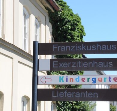 Hinweisschild für den Kindergarten im Franziskushaus.