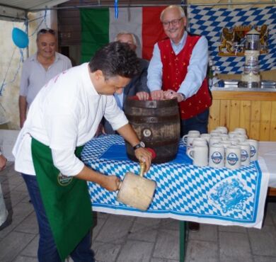 Städtepartnerschaft Altötting-Loreto, Bierfest in Loreto, Foto: Kilwing Städtepartnerschaft Altötting-Loreto, Bierfest in Loreto, Bürgermeister von Loreto zapft das 1. Fass an, Foto: Kilwing