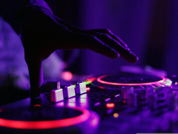 awo-Latinopartydj-pexels-hand-Pixabay