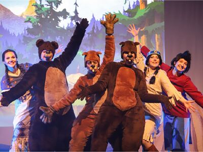 Yakari, Kinder, Musical, Forum, Altoetting, Bild Why Not Events Lebensgroße Plüschfiguren tanzen miteinander.
