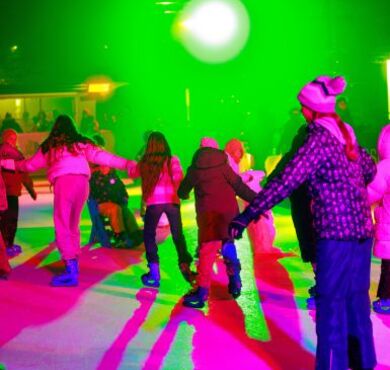 Synthetik-Eisbahn Bahnhofplatz, Kreisstadt Altötting, Foto: Julian Spilker Eislaufspaß für Groß & Klein auf der hochmoderne Synthetik-Eisbahn am Bahnhofplatz!