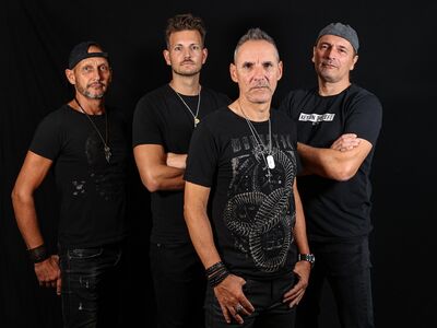 Wolfen Reloaded, Abriss Altötting, Forum Altötting, Bild Band Vier Männerin schwarzen Klamotten.