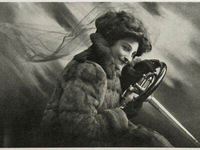Kultur im Rathaus, Altoetting, Portrait Fotografie Dorothy Levitt, Frauen, Autos, Courage Dorothy Levitt mit Lenkrad vor einem abstrakten Fotohintergrund