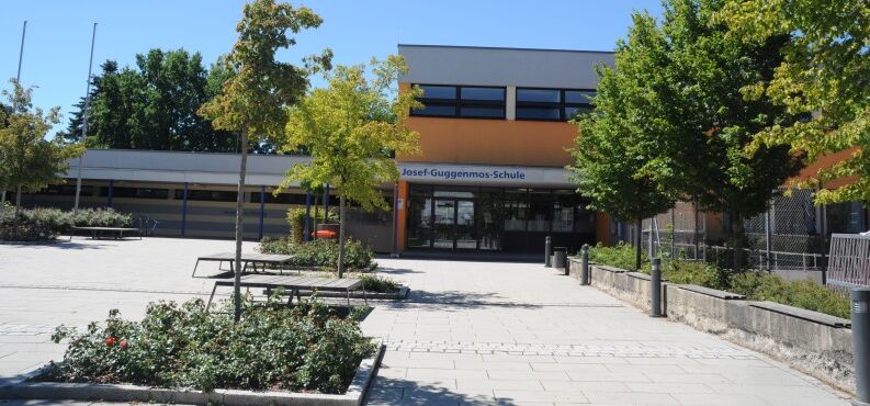 Grundschule Süd Altötting, Foto Stadt Altötting Außenbereich Eingang Grundschule Süd Altötting
