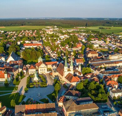 Luftbild Kapellplatz Altötting, Foto Iven Matheis Hier sehen Sie eine Luftaufnahme vom Kapellplatz in Altötting.