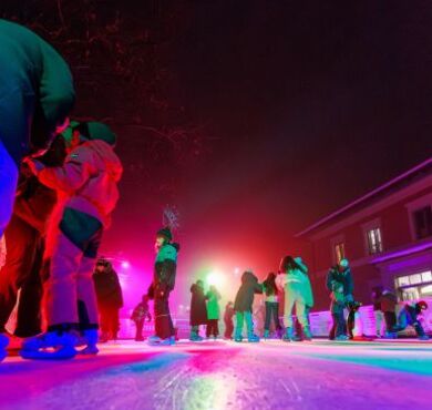 Synthetik-Eisbahn Bahnhofplatz, Kreisstadt Altötting, Foto: Julian Spilker Eislaufspaß für Groß & Klein auf der hochmoderne Synthetik-Eisbahn am Bahnhofplatz!