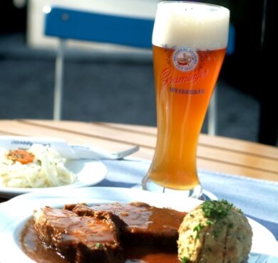 Hier sehen Sie ein frisch gezapftes Weißbier mit einem Schweinebraten