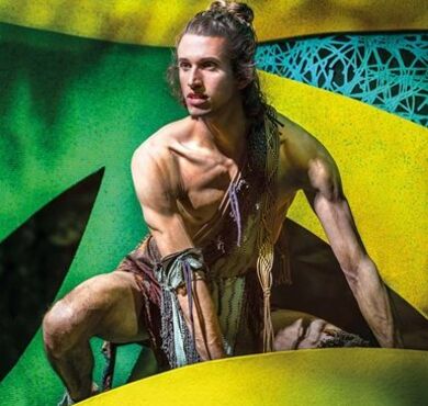 Tarzan, Musical, Forum Altötting, Bild Theater Liberi Ein junger Mann mit wenig Kleidung.