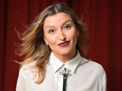 Die junge Kabarettistin Malarina blickt verschmitzt in die Kamera.