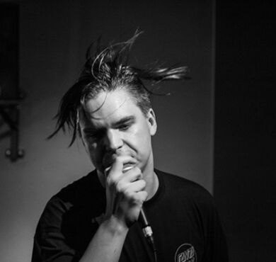 Sonic Fuze, Slayer by North of Hell, Abriss, Forum, Altoetting, Bild Facebook Band Ein Sänger mit Mikrofon.