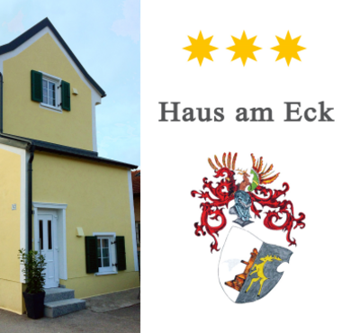 Haus in gelber Farbe mit Logo und Wappen rechts. 