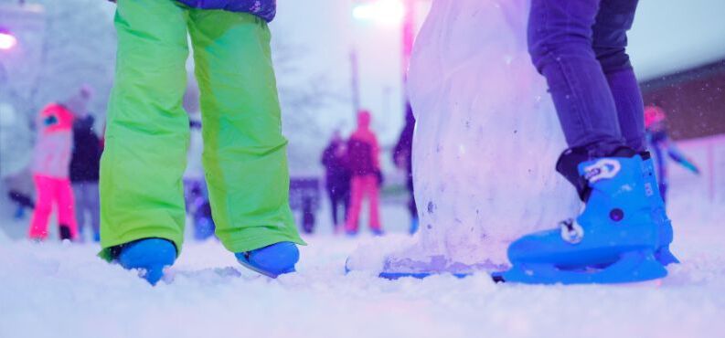 Synthetik-Eisbahn Bahnhofplatz, Kreisstadt Altötting, Foto: Julian Spilker Eislaufspaß für Groß & Klein auf der hochmoderne Synthetik-Eisbahn am Bahnhofplatz!