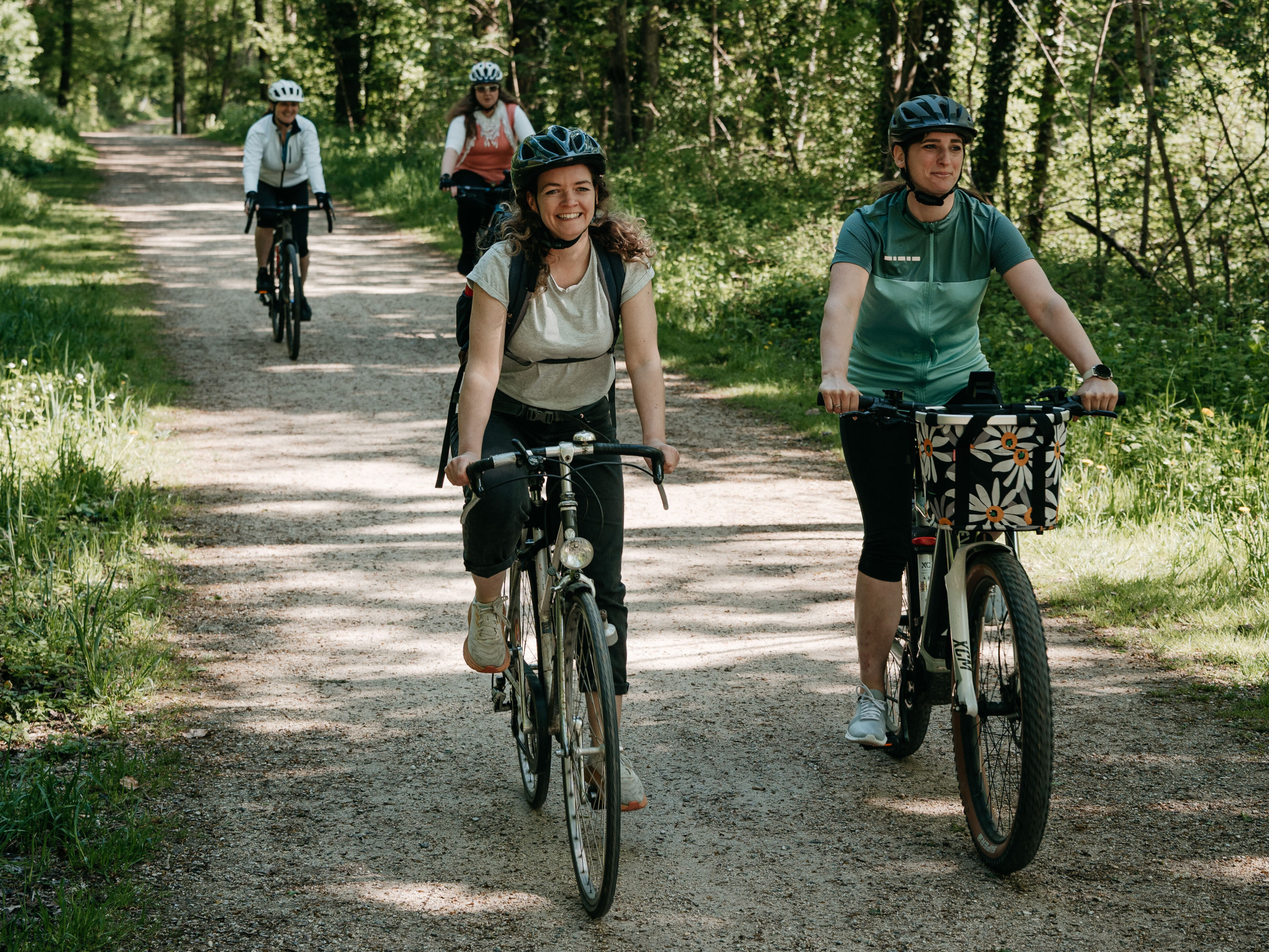 Geführte Radltour in Altötting, Foto Tourismusverband Inn Salzach Vier Radler radeln durch den Wald.