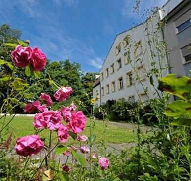 Außenansicht und Garten Franziskushaus Altötting