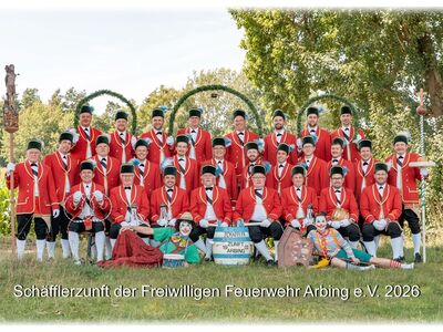 Männer in historischer roter Tracht.