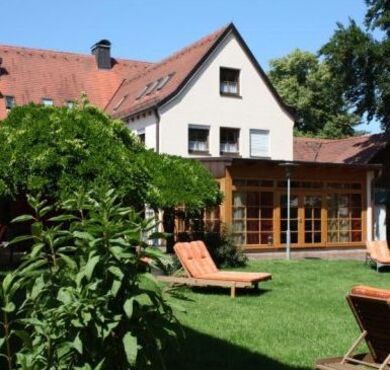 Außenansicht Caritashaus St. Elisabeth mit Garten. 