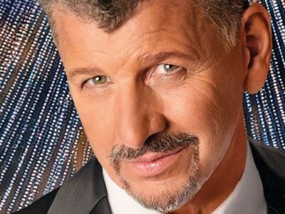 Semino Rossi, Weihnachtstour, Forum Altötting, Bild Tina Promotion Ein Mann mit Bart steht vor einem weihnachtlichen Hintergrund.