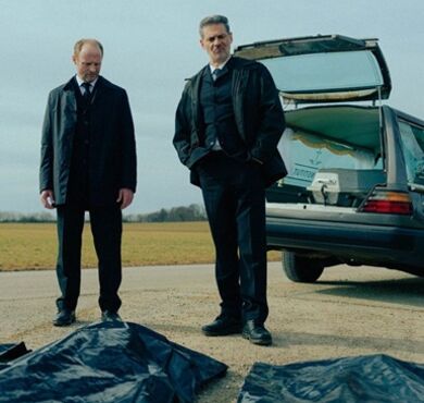 Zweigstelle, Kino Picknick, Forum Altoetting, Florian Brueckner, Rick Kavanian, Bild WennDann Film Zwei Männer stehen vor einem Auto auf der Straße.
