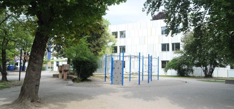 Klettergerüst im Außenbereich der Grundschule Nord in Altötting.
