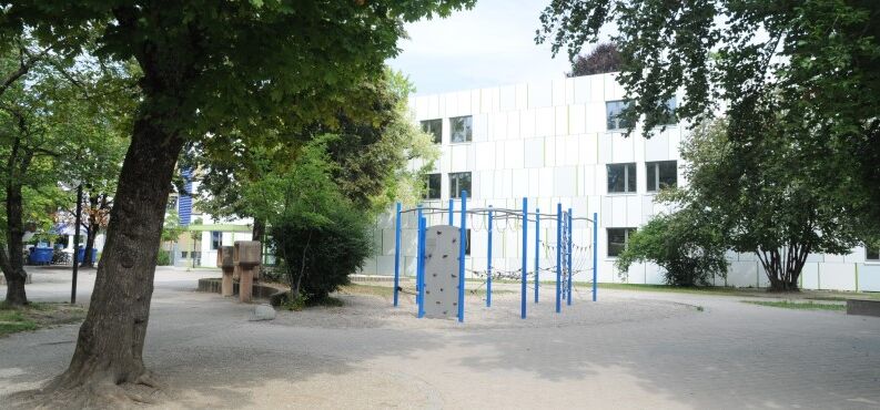 Grundschule Nord Altötting, Foto Stadt Altötting Klettergerüst im Außenbereich der Grundschule Nord in Altötting.