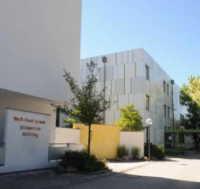 Weiß-Ferdl Mittelschule Altötting, Foto Stadt Altötting Eingang Außenbereich Weiß-Ferdl-Mittelschule Altötting