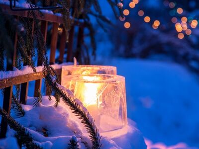 Altöttinger Liachterlweg, Gries, Bruckmayer Mühle, Sportschützen, MIng´s Lounge Kerzen stehen in einer schneebedeckten Landschaft.