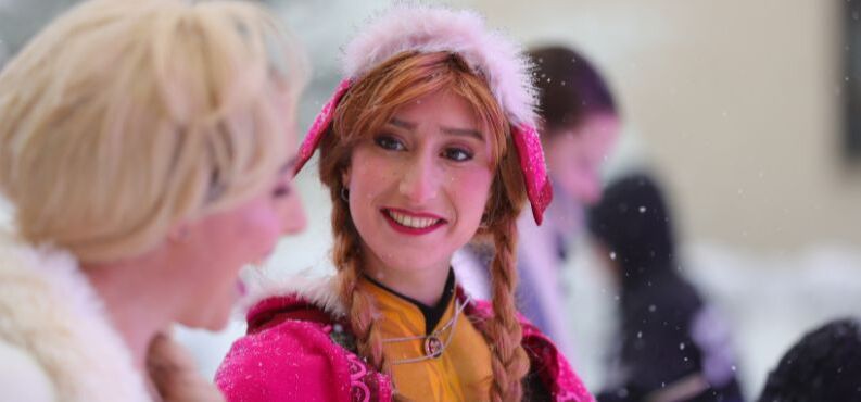 Eiskönigin Elsa und Ihre Schwester Anna lachen herzhaft.