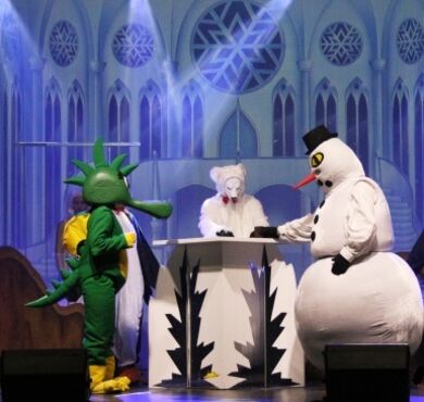 Der kleine grüne Drache Tabaluga trifft auf den Eisbären und den Schneemann. 