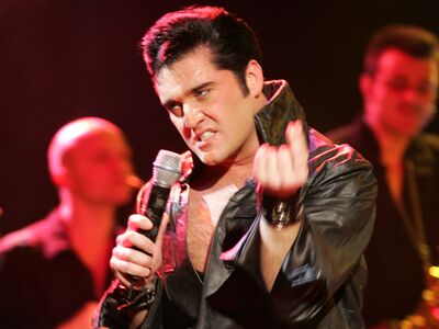 Elvis, Das Musical, Forum Altoetting, Bild SIC, Andreas Friese Ein Mann in Lederanzug auf der Bühne.