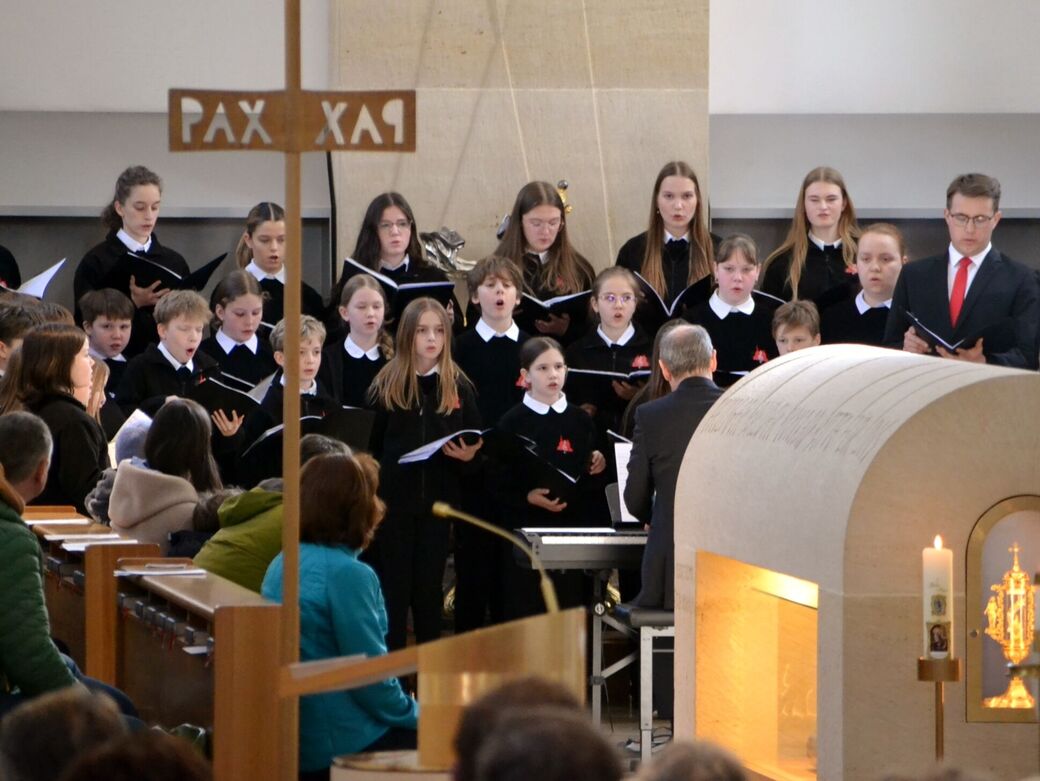 Bild_2_-_Musik_und_Wort_-_Atempause__AOE_Kapellsingknaben_und_Maedchenkantorei__6.04.2025