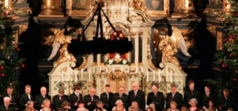 Der Chor der Liedertafel Altötting in der weihnachtlichen Basilika St. Anna.