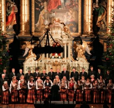 Der Chor der Liedertafel Altötting in der weihnachtlichen Basilika St. Anna.