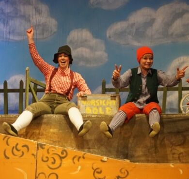 Räuber Hotzenplotz, Münchner Theater für Kinder, Kreisjugendring, Forum, Altötting, Foto Theater Kasperl und Seppel sitzen auf der Wiese.