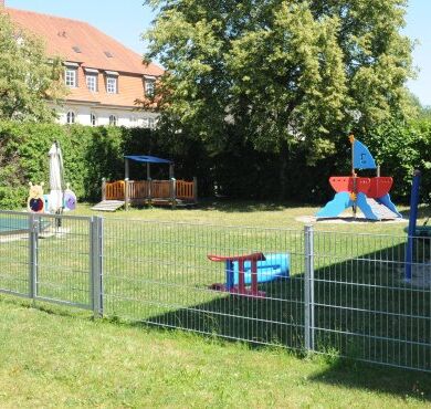kindertagesstaette-seraphisches-liebeswerk-spielplatz-altoetting-foto-stadt-6-795x370