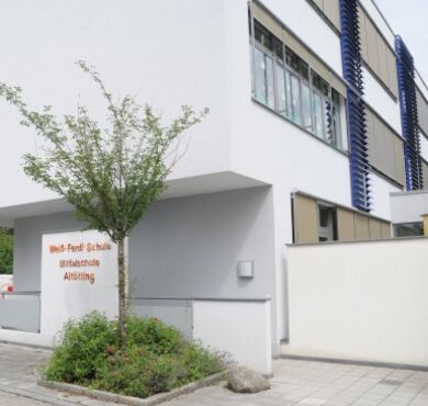 Weiß-Ferdl Mittelschule Altötting, Foto Stadt Altötting Eingangsbereich außen Weiß-Ferdl Mittelschule Altötting