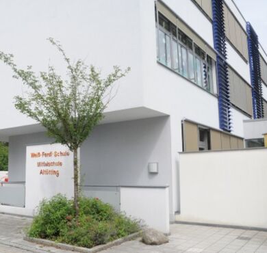 Eingangsbereich außen Weiß-Ferdl Mittelschule Altötting