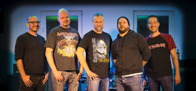 Fünf Musiker auf der Bühne.