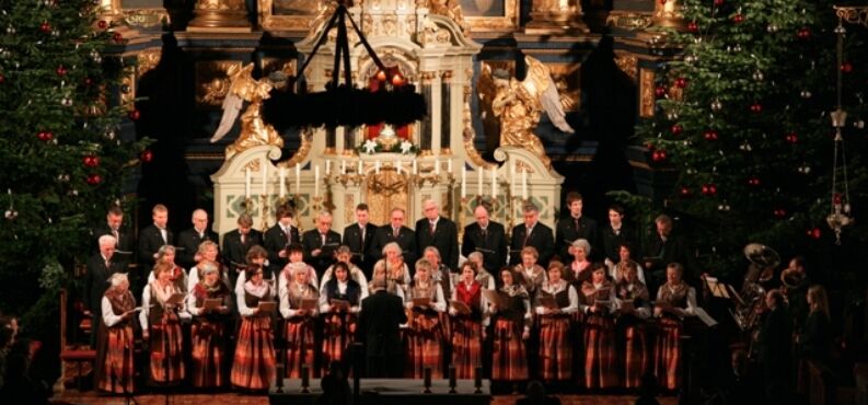 Der Chor der Liedertafel in der weihnachtlichen Basilika St. Anna. 