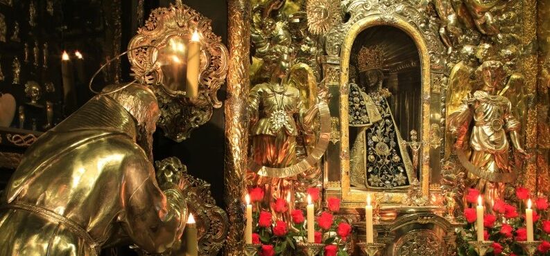 Der Gnadenaltar mit der Schwarzen Madonna von Altötting. 